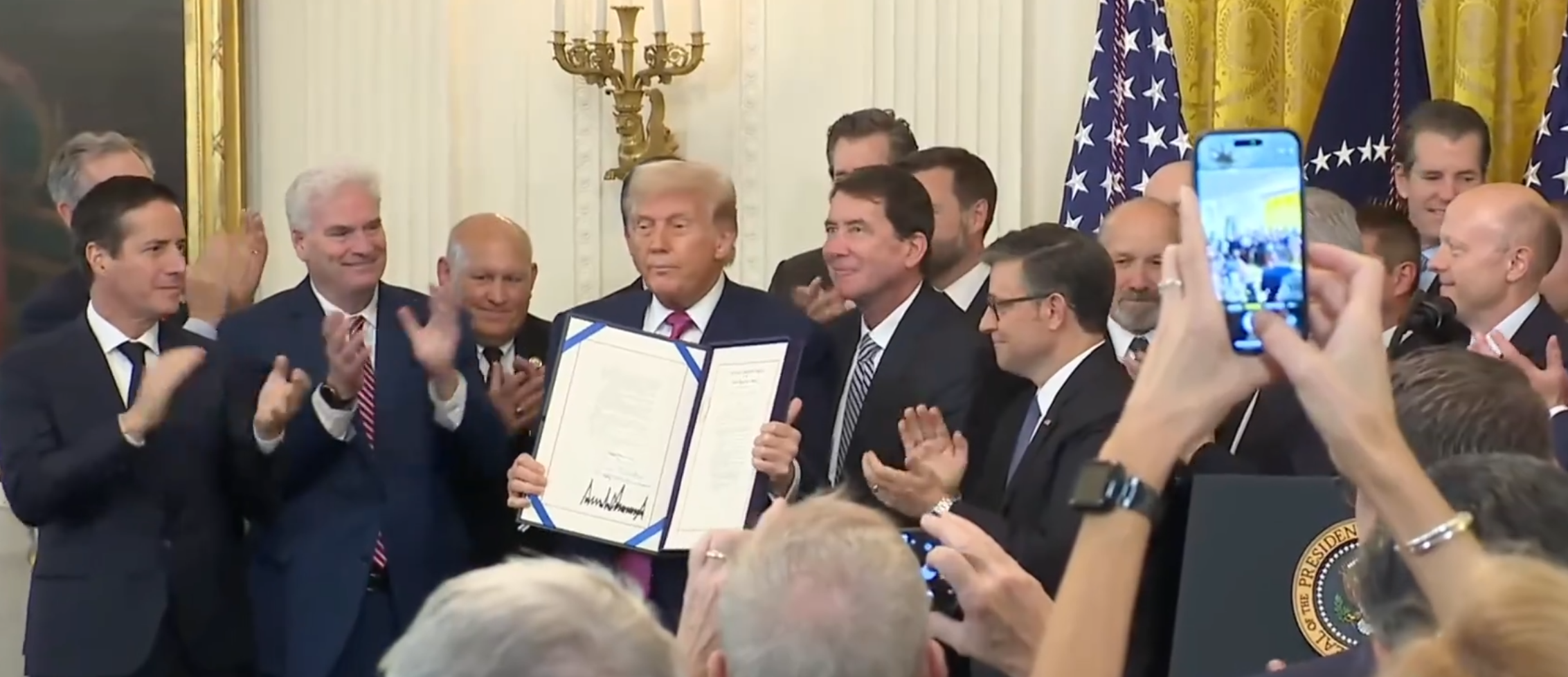 Il Presidente Trump firma il disegno di legge GENIUS Act sulle stablecoin